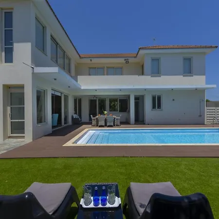 Picture Renting Your 5 Star Villa With Beautiful Private Pool, Larnaca Villa 1397 Willa